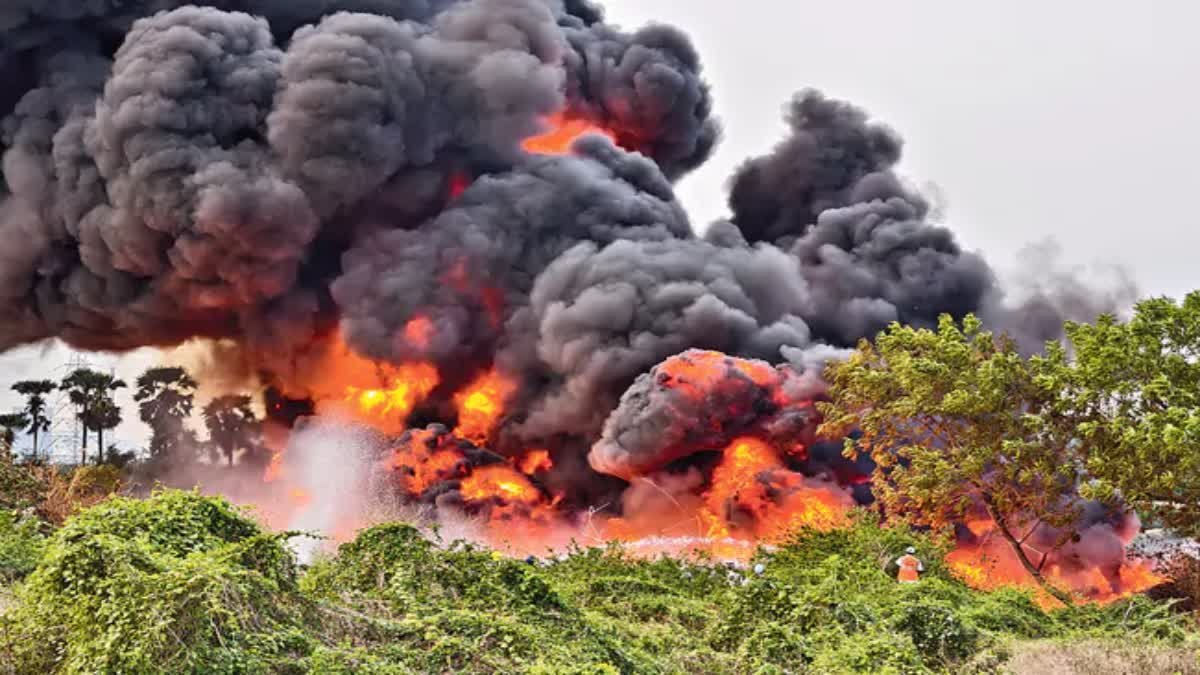 Amravati: Huge fire 6 km away from PM Modi's meeting venue, loss worth lakhs