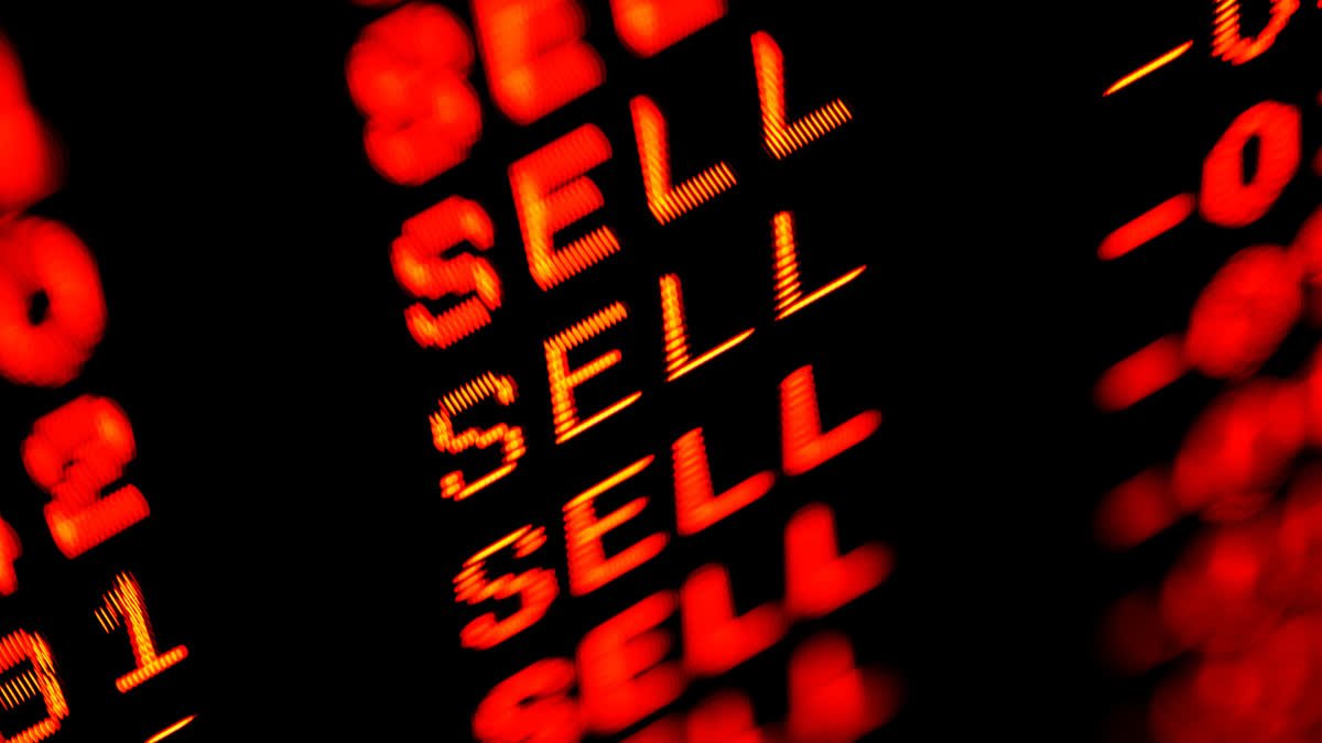 Decline in stock market: Sensex fell by 212 points, Nifty also closed below 24,900; Global tensions increased concern