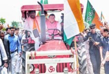 CM Dhami's special message to farmers by driving a tractor, a different style was seen in the thank you rally in Haridwar