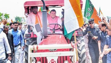 CM Dhami's special message to farmers by driving a tractor, a different style was seen in the thank you rally in Haridwar