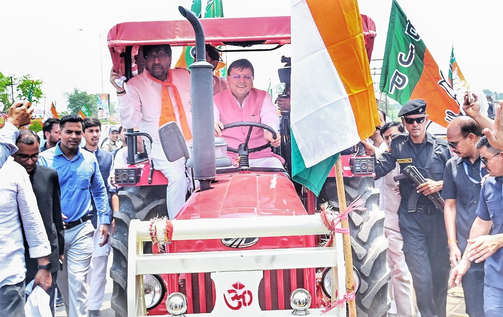 CM Dhami's special message to farmers by driving a tractor, a different style was seen in the thank you rally in Haridwar