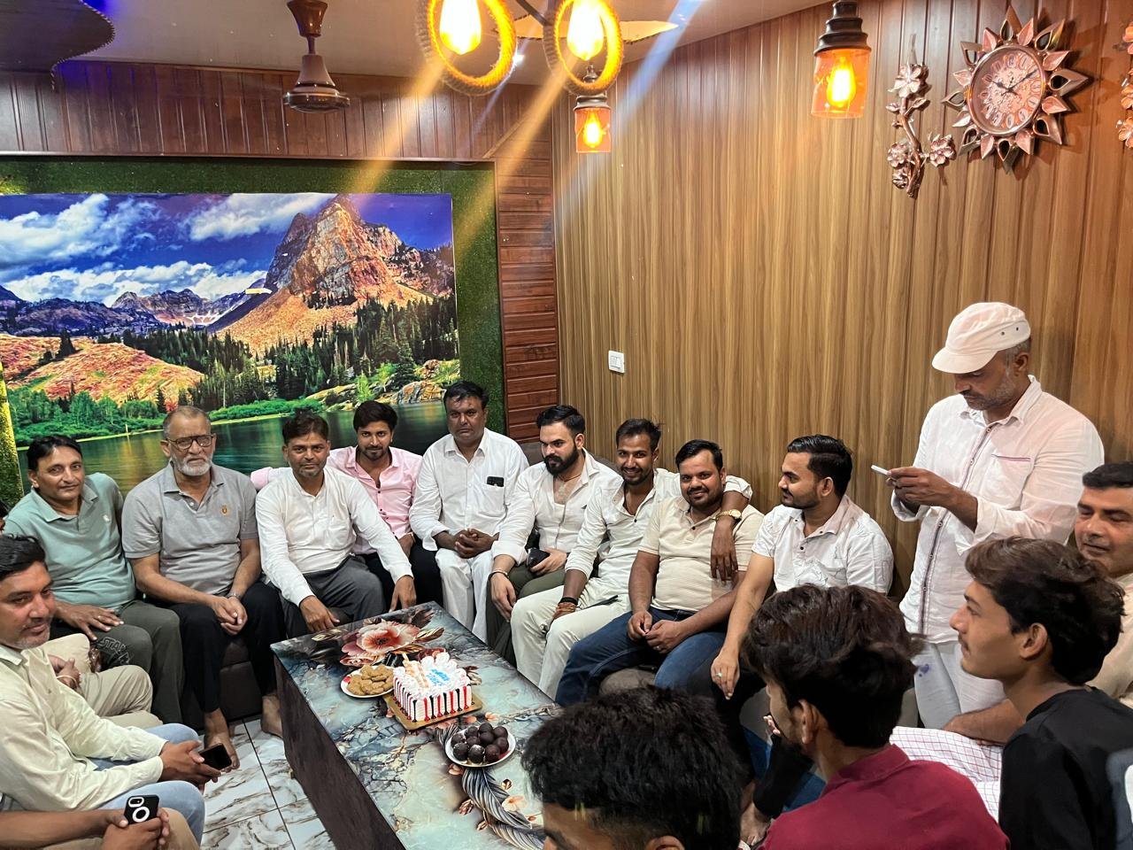 Youth celebrated Rahul Gandhi's birthday with enthusiasm, cut cake and distributed sweets