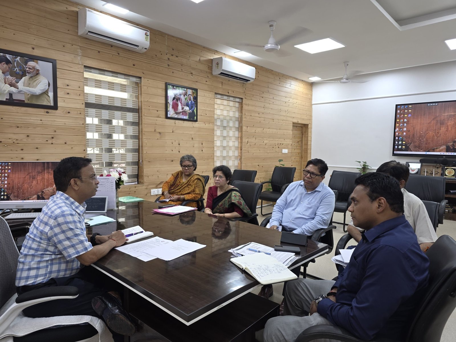 स्वास्थ्य विभाग के सचिव और उच्चाधिकारियों के साथ बैठक